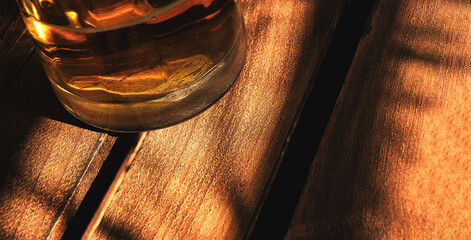 kufel z piwem stojący na drewnianej palecie