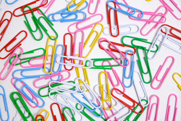 Fototapeta na wymiar Colored paper clips on a white background.