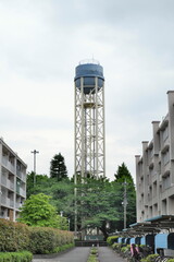 団地の給水塔団地の「給水塔（鉄塔タイプ）」　（縦位置・近景）
