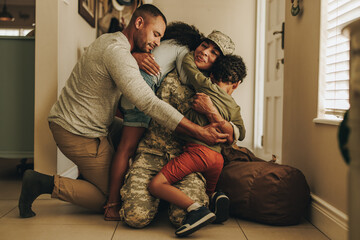 Happy military homecoming - obrazy, fototapety, plakaty