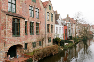 Fototapeta na wymiar the famous old houses near the water in Bruges, Belgium