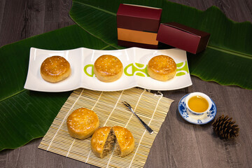 Fototapeta na wymiar Chinese traditional Mid-Autumn Festival moon cakes