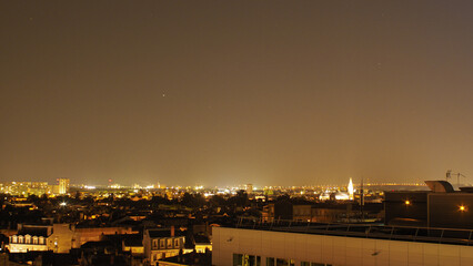 Ville de Bordeaux, photographiée en pleine nuit, depuis un immeuble