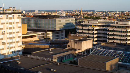 Vue en large de la ville de Bordeaux, observée depuis un immeuble