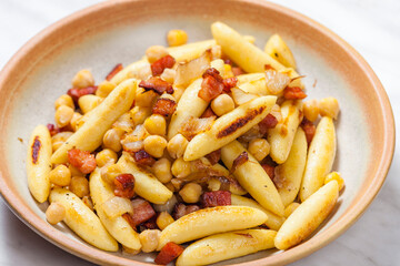 schupfnudel with bacon, onion and chick peas