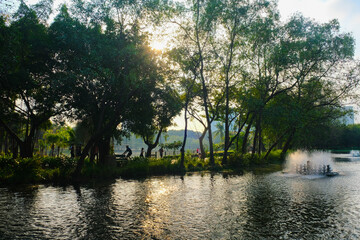 Obraz premium Morning sunrise with river fog in public park