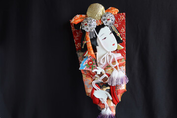 羽子板に細工された和服の女性の刺繍1