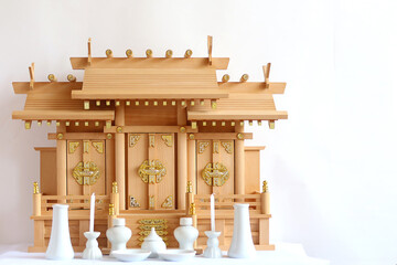 日本の家に祀られる神棚と神具
