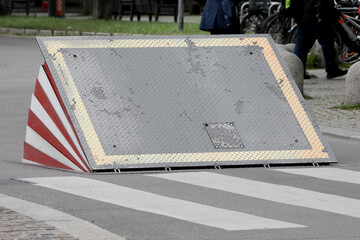 strassensperre an einem zebrastreifen fußüberweg