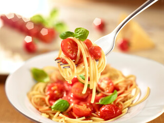 Spaghetti aufGabel Mit Tomaten und Basilikum Tomaten im Hintergrund