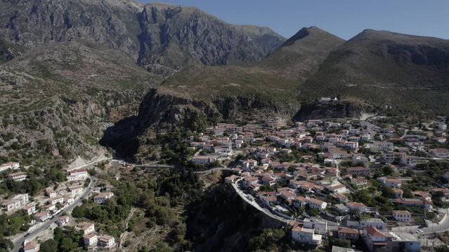drone video of plane Dronie receding from the village of Nje Maj, Spile, Sen in Himare, on the Albanian coast, laSh8.
In La Toma she flies, discovering the cliff on which the town is built.