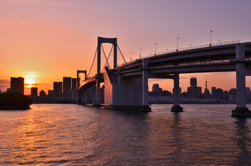 Fototapeta premium 台場公園から見る夕日に染まるレインボーブリッジと東京の風景