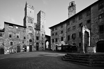 Naklejka premium Italia in bianco e nero, borgo medievale di San Gimignano