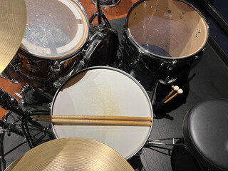 音楽スタジオにあるドラムセット