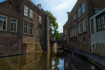 Historische Brücke und Häuser am Kanal in s’Hertogenbosch