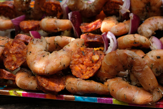Brochettes de crevettes au chorizo avec des oignons rouges crues en gros plan