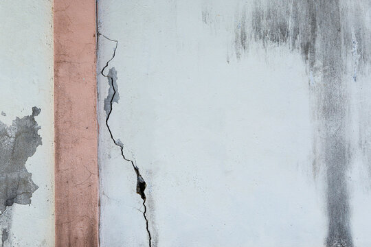 Defects cause paint peeling and cracks from poor construction quality