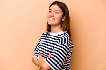 Obraz premium Young hispanic woman isolated on beige background happy, smiling and cheerful.