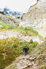 Naklejka premium Hikers going up a path with mountains in background