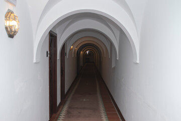 Obraz premium A long, arched hallway. With white walls and ceilings.