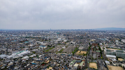 Fototapeta premium 大阪大東市の街並みを生駒山からドローンで空撮 