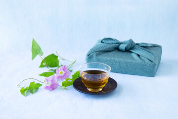 冷たいほうじ茶と昼顔の花束と風呂敷包みのデザイン（ブルーバック）