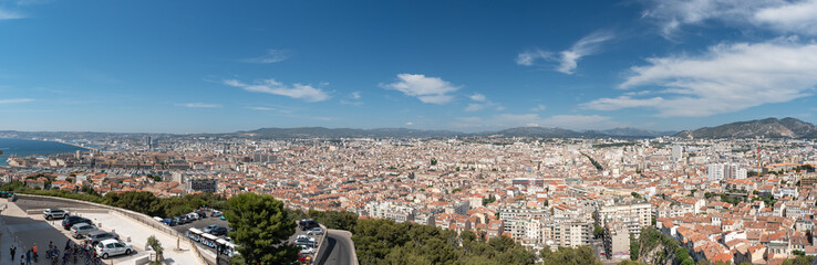 Fototapeta na wymiar Vue panoramique depuis la cathédrale de Notre Dame de la Garde de la ville de Marseille, France