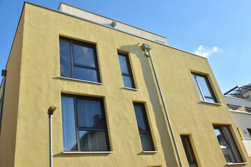 Fototapeta na wymiar Fassade eines neu gebauten modernen Mehrfamilienwohnblocks