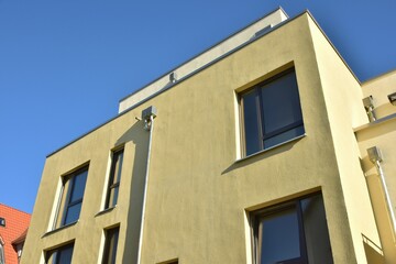 Fototapeta na wymiar Fassade einer neu gebauten modernen Mehrfamilien-Wohnanlage