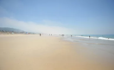 Fotobehang Bolonia strand, Tarifa, Spanje Bolonia strand aan de kust van Tarifa met mist en nevel, Cadiz, Spanje. Bolonia is een van de beste stranden aan de kust van Cádiz in de Atlantische Oceaan