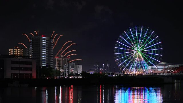 日本の名古屋港の花火大会と名古屋の夜景