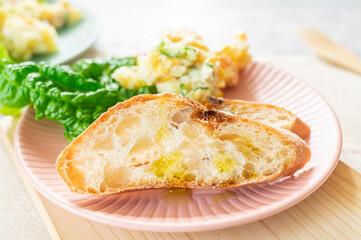 スライスしたバゲットとポテトサラダ