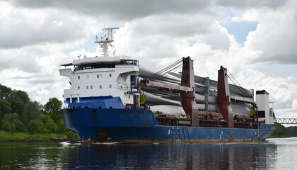 Frachtschiff mit Windkraftanlagen im Nord-Ostsee-Kanal
