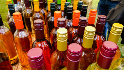 Bouteilles de vin artisanal sur une échoppe - Gros plan