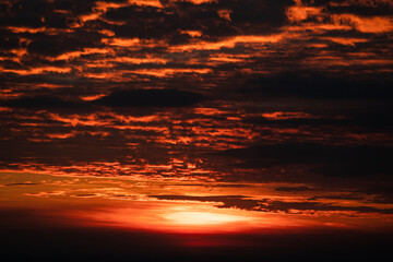 Obraz premium Beautiful and scenic view of sunrise and sunset with orange and red cloud during dusk and dawn with no people
