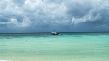 Fototapeta na wymiar beautiful horizontal sea landscape in cozumel island - boat in the water