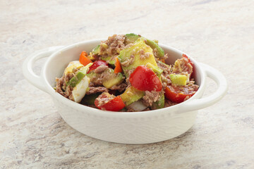 Salad with tuna and avocado