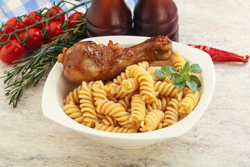 Roasted chicken leg with macaroni
