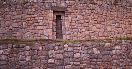 Fototapeta na wymiar Ancient Inca walls with opening in Cusco, Peru