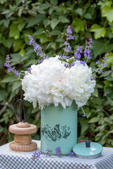 Pfingstrosen-Strauß in Weiß in vintage Milchkanne