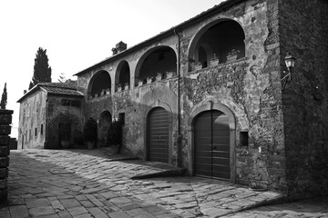 Fototapeta na wymiar Italia in bianco e nero. Borghi e vicoli medievali, Toscana