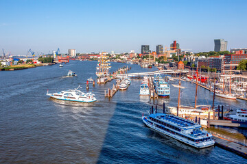 Fototapeta na wymiar Blick über den Hamburger Hafen, Sankt Pauli, Hamburg, Deutschland 