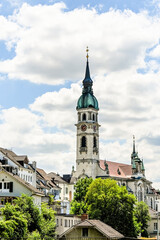 Fototapeta na wymiar Frauenfeld, Stadtkirche , St. Nikolaus Kirche, Kirchturm, Stadt, Vorstadt, Grabenstrasse, Altstadt, Altstadthäuser, Touristen, Tourismus, Kanton, Thurgau, Sommer, Schweiz