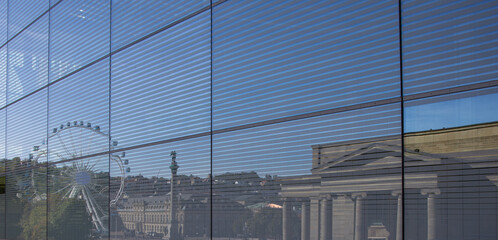 Obraz premium Stuttgart - Deutschland: Kunstmuseum - Glasfassade mit Spiegelung