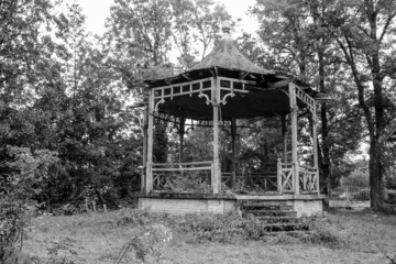 ancien kiosque abandonné et détérioré
