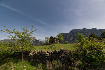 Saw, viewpoint to the Añisclo Canyon and Monte Perdido