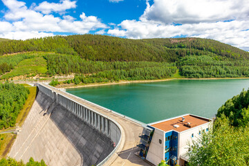 Fototapeta premium Wanderung rund um die Talsperre Leibis-Lichte bei Oberweißbach - Thüringen - Deutschland