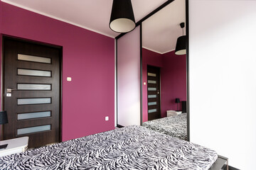 Sypialnia ze stylową szafą i dużymi oknami - 507904200