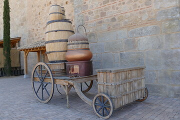 Carro antiguo con un barril para transportar líquidos