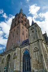 Turm und Portal der historischen Kathedrale in s’Hertogenbosch